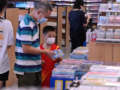暑假余额已不足！“开学经济”升温，你家的“开学账单”多少？