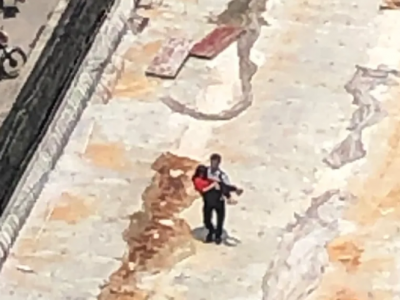 五华民警这个“公主抱”超暖心！