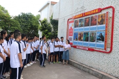 致敬时代英雄！全军十大英模人物挂像，走进平远各学校