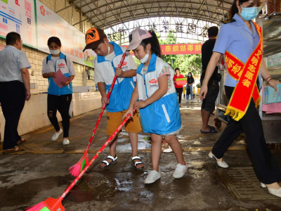 知识讲解+志愿服务！今日下午，创文宣传活动走进梅城这些农贸市场