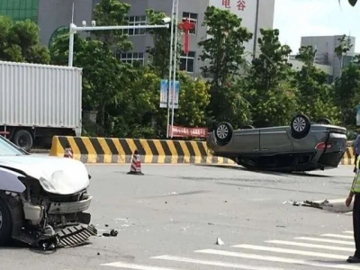 险！丰顺高速口两车相撞，一车被撞翻“四脚朝天”…