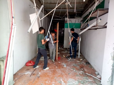 梅城彬芳大道一店主占用楼间距搭建店铺？属违建，拆！
