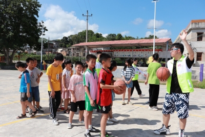 暖心！一群大学生为梅县区这个村带来了“礼物”