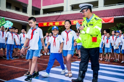 特别的夏天，特殊的体验！“我是小特警”夏令营搭起警民关系的小桥梁
