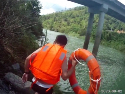 大埔一男子不慎落水被困桥墩，来看民警蜀黍如何科学营救...