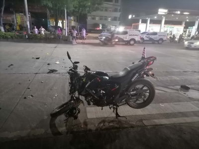 货车与摩托车相撞，一人当场身亡！事发梅城月梅路…