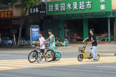 注意！非机动车过斑马线，这才是正确的姿势！不然...
