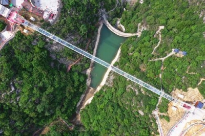 又出事故！“网红”玻璃栈道类旅游项目为何屡屡“惊心”？
