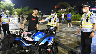 当“炸街党”遇到“公安铁骑”是种什么体验？签名、扣车！