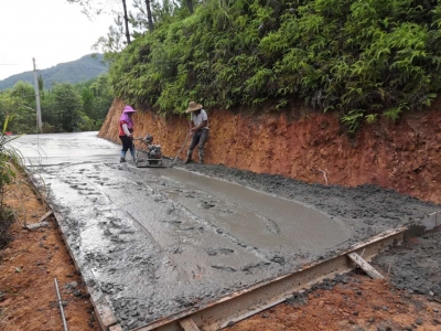新闻追踪丨雨天开车不再像“滑冰”...五华黄福村这条村道硬底化开始咯