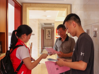 让文明理念深入人心！梅江区住建局联合志愿者开展创文入户宣传