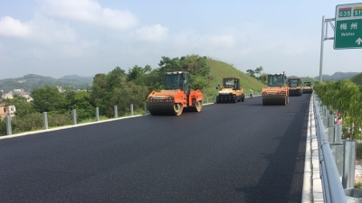 华陆高速预计11月底建成通车！目前进行沥青路面施工