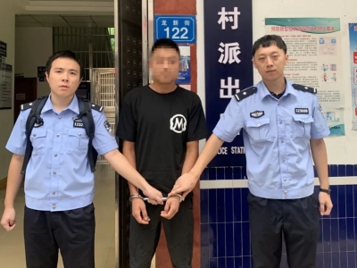 五华一男子“飞檐走壁”盗走邻居钱财，监控拍下了这一过程...