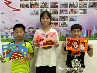 小朋友们好开心，在干啥呢？这场活动“拍了拍”留守儿童们