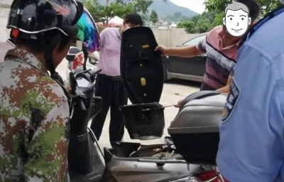 眼镜王蛇钻进摩托车内，冷汗都“拨拨里出”！怎么办？