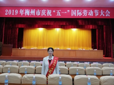 道德模范刘满莲：捧着一颗心来，不带半根草走…她走进了学生心里！