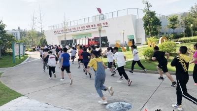 开学第一课，这个学校500多名师生上演“火场逃生”