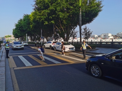 开学第一天，梅州交警全力以赴铺好“安全路”~