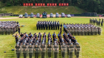 以训词为号令、以旗帜为指引！他们奋勇向前...