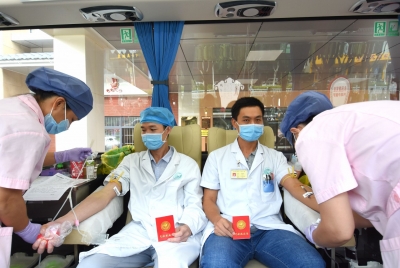 爱从手臂延伸！梅县区107名“白衣天使”参加无偿献血