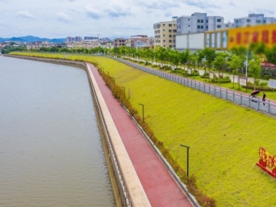 梅江区主要领导到程江河段开展巡河工作