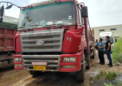 蕉岭整治货运乱象：3车违规上路 罚款7万！