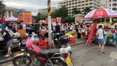 大学校门，硬是被挤成“摊档零食一条街”！求救...