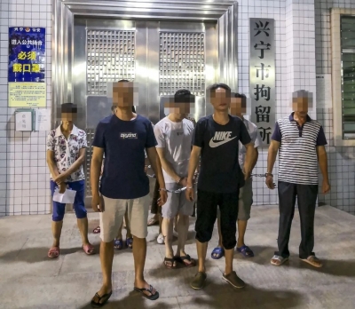 兴宁这伙人，用老屋做掩护设档开赌，端了！