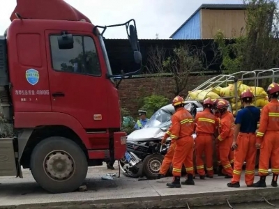 小货车对撼大货车！司机被卡驾驶室...