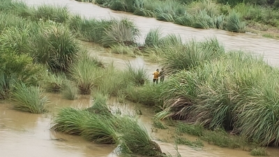 险！五华俩村民江中采砂，遇上游泄洪被困...