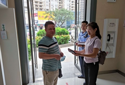 梅江区一银行柜员机前发现一沓现金！接下来上演的是暖心戏~