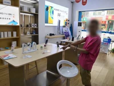 男子逛手机店突起贼心盗走2台展示机，还没来得及用就...