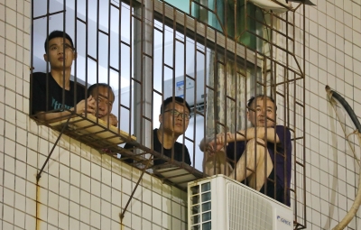 场外观众实力抢镜！五华市民阳台上观赛、呐喊助威~