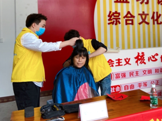 温暖从“头”开始！蕉岭蓝坊镇社工站组织义剪活动
