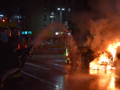 五华一私家车路上突发自燃，现场火光冲天浓烟滚滚！