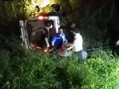 “轰”！雨夜面包车掉入水圳，幸好有他们...