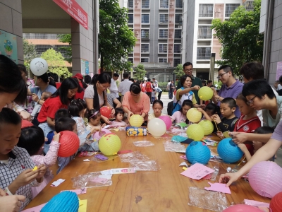 商圈联盟给群众送欢乐！梅江区中心坝社区这样迎“双节”