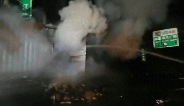 视频实录畲江高速一货车起火！现场还转移出十多瓶氧气、氦气气瓶...