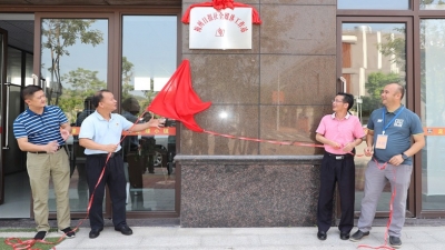 迎中甲，宣传梅州体育！今日，梅州日报社全媒体工作站在五华足球小镇揭牌