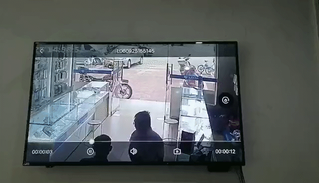 突发！梅城一八旬老伯开车撞向洗衣店...