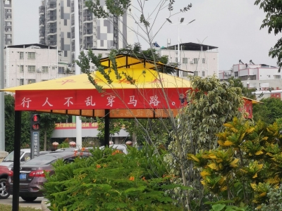 行人等红绿灯，也不怕烈日骄阳！梅县这路口有了“太阳棚”...