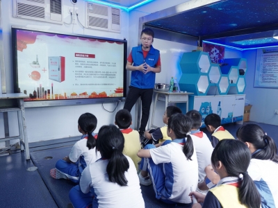 车上理论课+车下实践课！应急科普直通车走进校园