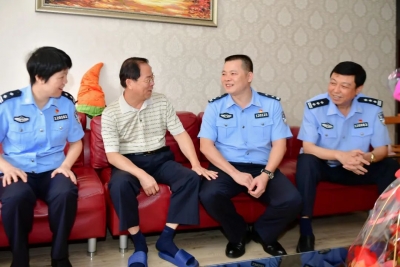 暖心！郑荣丰同志率队拜访退休老同志和患病民警