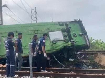 泰国发生火车与客车相撞事故 造成至少18人遇难