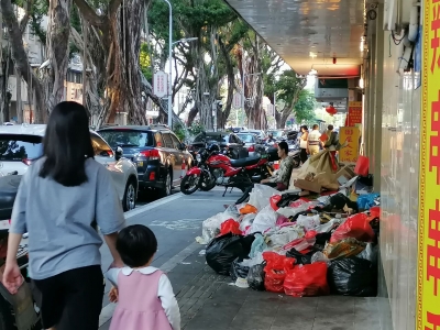 不愿入住廉租房？流浪母子携大堆垃圾在梅城闹市“安家”