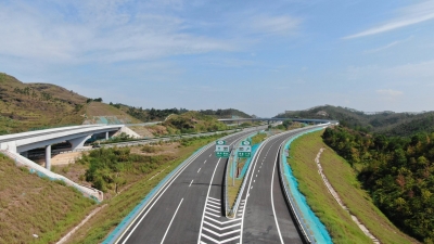 华陆高速沥青摊铺工作全面完成，朝着11月底通车目标全力冲刺！