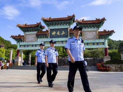 绷紧“一根弦”，警力集中压路面！双节期间，兴宁公安交警这么做…