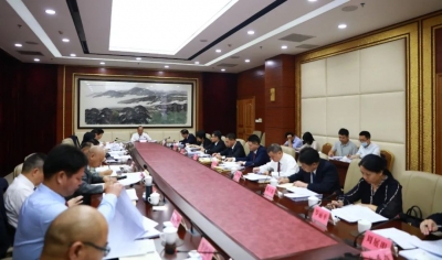 余其豹主持召开兴宁市委常委会会议