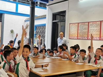 在少先队中队文化节感受红色氛围~一群“红领巾”们走进了素庐...