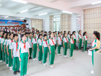 从小学先锋 长大做先锋~梅县举行“以队带童·星火相传”少先队建队日主题活动